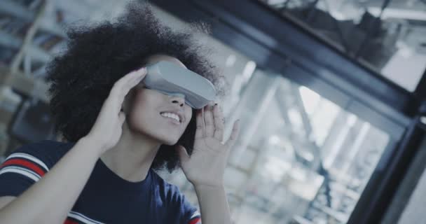 Młoda afrykańska bizneswoman w hełmie Vr High Tech Projektowanie zaawansowanych innowacji Cyber World Experience Slow Motion 8k — Wideo stockowe