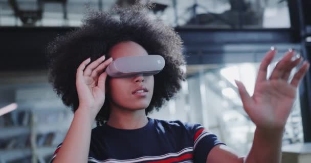 Giovane donna d'affari che indossa occhiali Vr lavorando sul progetto tecnologia moderna futuro gioco rallentatore 8k — Video Stock