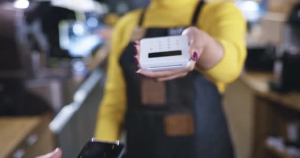 Happy Woman Barista Passing Credit Card Reader El cliente utiliza el método de pago moderno Métodos de pago futuros Transacción sin contacto Red Epic 8k — Vídeo de stock