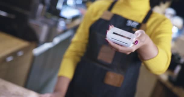 Happy Woman Barista Pasando Lector sin Contacto Cliente Paga por Café Métodos de Pago Futuros Transacción sin Contacto Red Epic 8k — Vídeo de stock