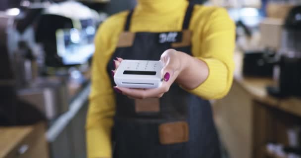 Barista Handing Payment Terminal Cliente usa criptomoeda para pagar futuros métodos de pagamento Consumismo Red Epic 8k — Vídeo de Stock