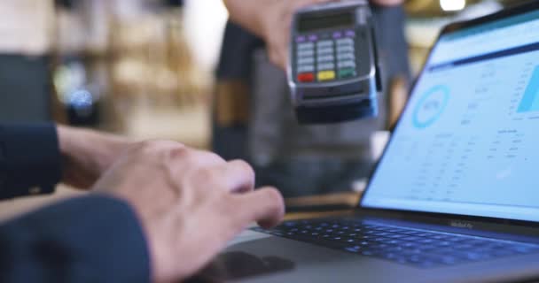 Business Man händer som arbetar laptop i Coffee Shop Restaurant som servitör händer Kreditkortsläsare Futuristisk betalning trådlös kontaktlös inköpskoncept 8K — Stockvideo