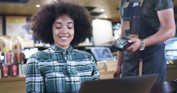 Młoda Etniczna Bizneswoman Student pracująca w kawiarni Płatność kartą kredytową bez kontaktu Zarządzanie niezależnym małym przedsiębiorstwem 8K — Wideo stockowe