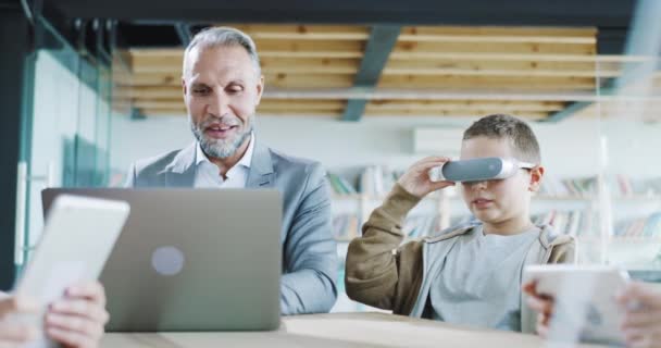 Profesor de escuela y joven usando gafas VR de realidad virtual en un aula de alta tecnología Educación futura Innovación educativa Slow Motion 8k — Vídeo de stock