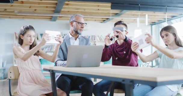 Niños pequeños y maestros usando gafas VR de realidad virtual Emocionante innovación Educación Tecnología Experimento tecnológico Slow Motion 8k — Vídeo de stock