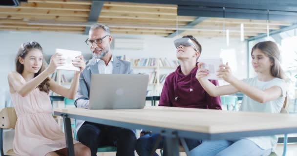 Niños pequeños y maestros usando gafas VR de realidad virtual Emocionante innovación Educación Tecnología Escuela Niños Ciencia Clase Slow Motion 8k — Vídeo de stock