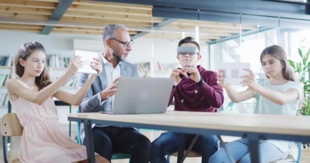 Profesor de escuela y clase usando tecnología futurista en un aula futura educación experimento tecnológico cámara lenta 8k — Vídeos de Stock