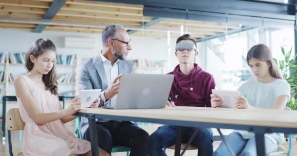 Crianças e professores usando vidro AR de realidade aumentada em uma sala de aula Nova geração de tecnologia Inovação educacional Movimento lento 8k — Vídeo de Stock