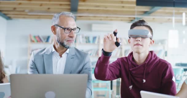 Profesor y estudiante usando realidad aumentada AR vidrio emocionante innovación Internet remoto educación experimento tecnológico cámara lenta 8k — Vídeos de Stock