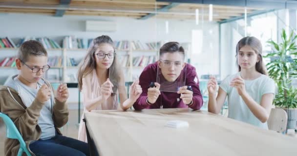 Junge Kinder führen interaktive VR AR-Lektion in einem High-Tech-Klassenzimmer auf Zukunftsbildung Schule Kinder Science Class Slow Motion 8k — Stockvideo