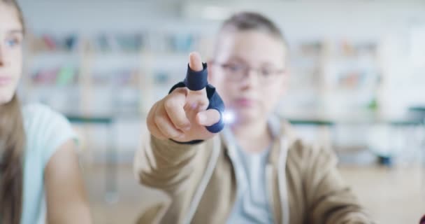 Jeune enfant de l'école utilisant des gants de haute technologie Leçon interactive VR dans une salle de classe de technologie Expérience technologique de génération de nouvelles technologies Mouvement lent 8k — Video