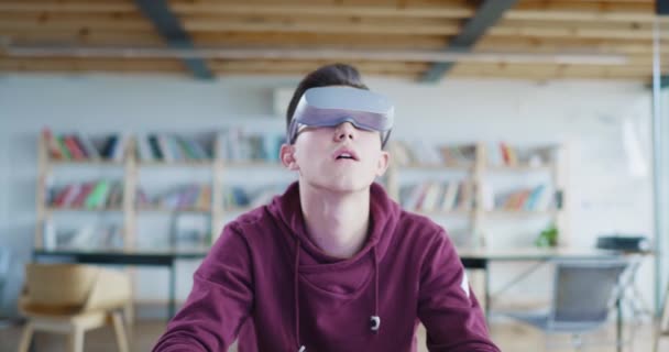 Estudiante de escuela adolescente usando gafas VR de realidad aumentada en una escuela de nueva generación de tecnología en el aula Clase de ciencias para niños en cámara lenta 8k — Vídeo de stock