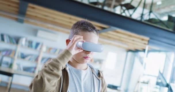Młody uczeń gimnazjum korzystający z wirtualnej rzeczywistości VR gogle Ekscytujące innowacje Zdalna edukacja internetowa Eksperyment technologiczny Slow Motion 8k — Wideo stockowe
