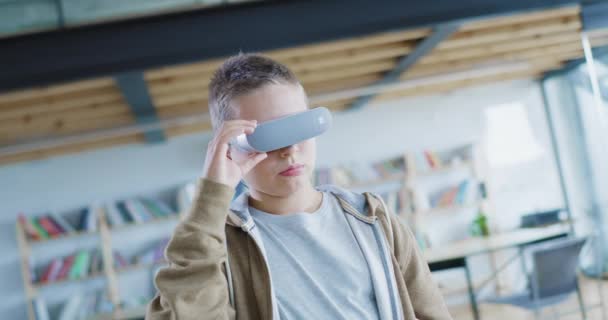 Giovane studente della scuola media che utilizza la realtà aumentata AR VR occhiali Innovazione eccitante Internet remoto Istruzione Scuola per bambini Science Class Slow Motion 8k — Video Stock