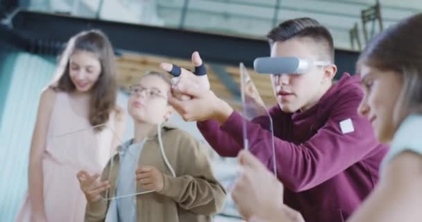 Crianças usando tecnologia futurista para jogar jogos em uma sala de aula de alta tecnologia Educação Futura Experiência Tecnológica Slow Motion 8k — Vídeo de Stock