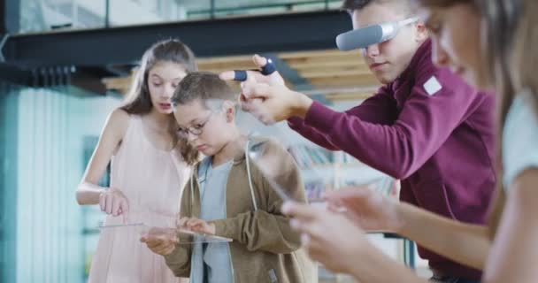 Crianças usando tecnologia futurista para jogar jogos Inovação emocionante Educação remota na Internet Inovação educacional Gaming Slow Motion 8k — Vídeo de Stock