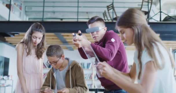 Middelbare school klasse met behulp van futuristische technologie om games te spelen Spannende Innovatie Toekomstige Onderwijs Technologische Experiment Slow Motion 8k — Stockvideo