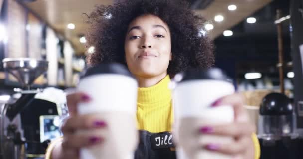 Счастливая женщина Бариста пропускает чашки кофе, чтобы перейти к клиенту счастливый хипстер кофейня Потребительство Red Epic 8k — стоковое видео