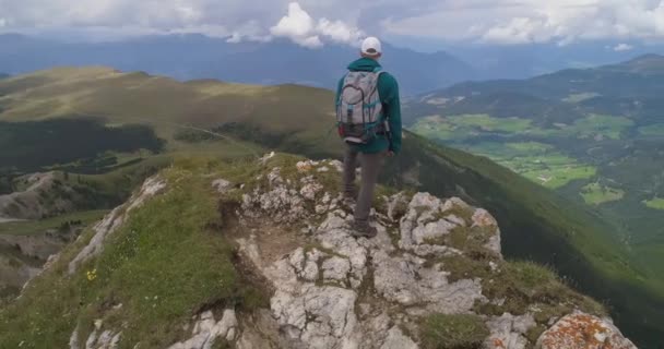 Młody turysta patrząc ze szczytu w Alpach Włoskich High Mountain View Piece Aerial drone Flight — Wideo stockowe