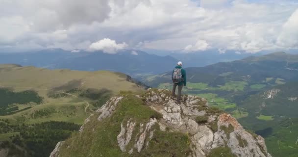 Escalador de pé na borda nos Alpes belo cenário alpino sucesso voo aéreo drone — Vídeo de Stock