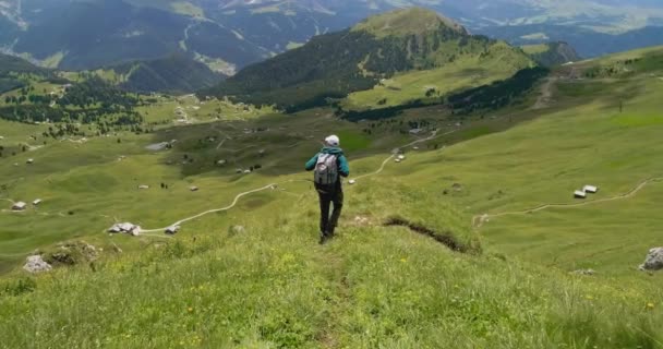 Młody wędrowiec spacerujący po pięknej scenerii górskiej w Alpach Włoskich Ekstremalne wakacje Sukces Aerial Drone Flight — Wideo stockowe