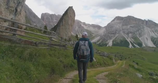 Mladý pěší túra procházky alpské scenérie v italských Alpách extrémní dovolená štěstí — Stock video