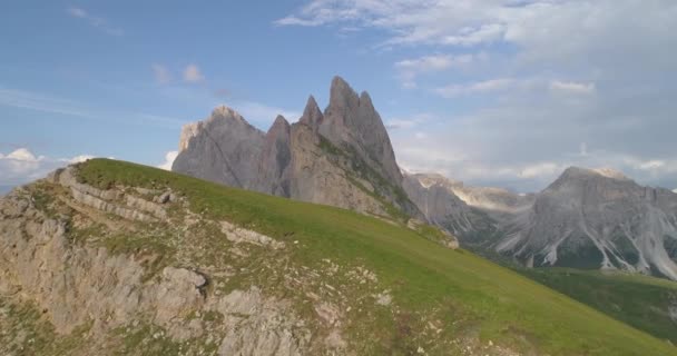Letecký dron let přes Dolomity přes hory Krásná alpská scenérie Štěstí Bohové stvoření — Stock video