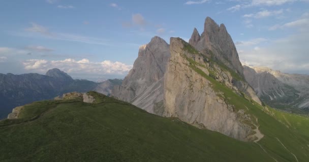 Voo de zangão aéreo sobre picos alpinos nos Alpes Italianos Alcance de férias extremas Criação de Deus — Vídeo de Stock
