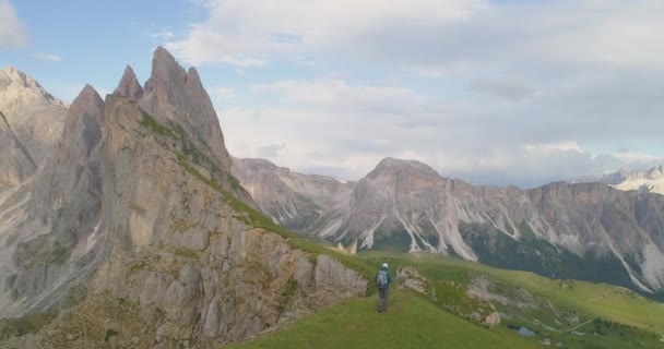 Avonturier Man Walking Through Alpine Peaks Scenery In The Mountains Vreedzame Mountain Happiness Luchtvaart Drone Flight — Stockvideo