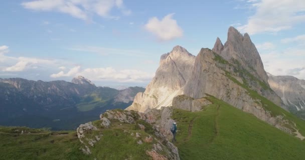 Hombre aventurero caminando a través de hermosos paisajes de montaña en los Alpes italianos Hermoso paisaje alpino Achevement vuelo aéreo drone — Vídeos de Stock