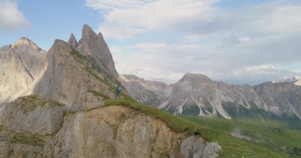 Drohnenflug aus der Luft über hohe Gipfel durch die Berge Extreme Urlaubsziele Gottes Schöpfung — Stockvideo