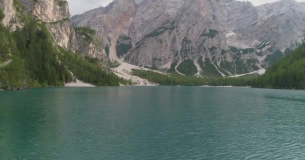 LuchtDrone vlucht over het Blauwe Alpenmeer door de bergen Vreedzaam bergstuk Natuurschoon — Stockvideo