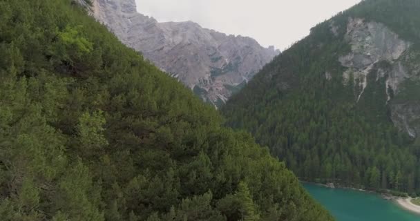 Vuelo aéreo de aviones no tripulados sobre las fugas de las montañas y picos a través de las montañas Tranquilidad Felicidad Creación de Dios — Vídeo de stock