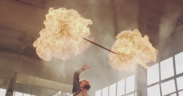 Macho fuego spinner realizar fuego truco en abandonado edificio confianza hábil niebla cámara lenta 8k rojo épica — Vídeos de Stock