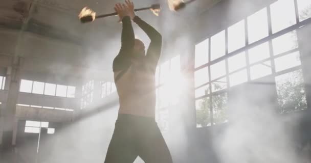 Maschio Interprete Spinning Fire Poi In Abandoned Building Giocare con la forza del fuoco nebbia rallentamento 8k rosso epica — Video Stock