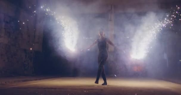 Kvinnlig akrobat utför brand stunt i mörker Modig kvinna Extrem låg ljus Slow Motion 8k Röd Epic — Stockvideo