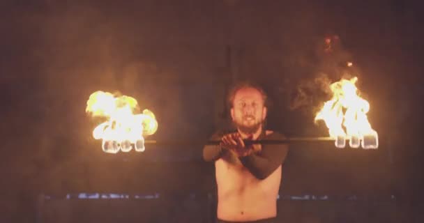 Manlig Performer Spinning Flammande eld fackla på natten leka med elden Extrem låg ljus dimma Slow Motion 8k Röd Epic — Stockvideo