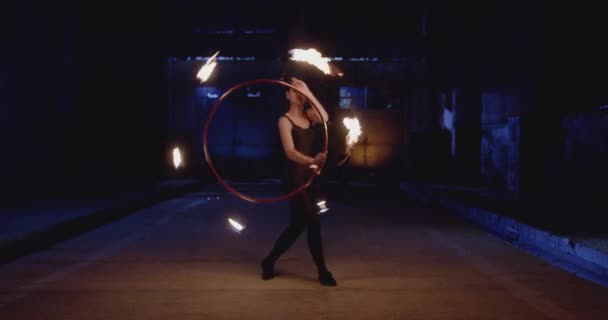 Vacker kvinnlig modell dansar med eld i övergivna byggnad modig kvinnlig stunt konstnär låg ljus långsam rörelse 8k röd episka — Stockvideo