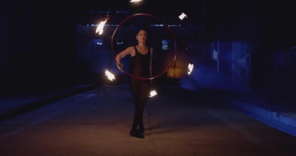 Vrouwelijke Danser Spinning Fire Poi In Verlaten Bouwen Gevaar Risico Stunt Artiest Low Light Slow Motion 8k Red Epic — Stockvideo