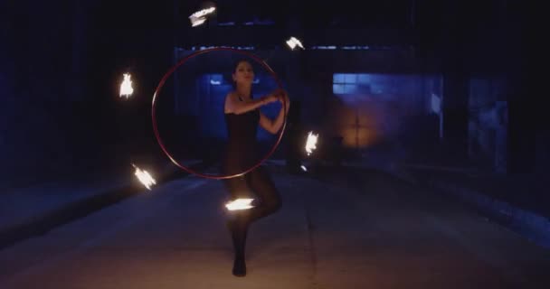 Tänzerin mit Feuershow in der Dunkelheit Confidence Extreme Low Light Slow Motion 8k Red Epic — Stockvideo