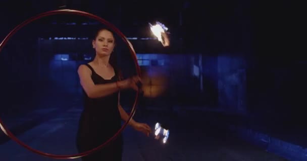 Bailarina femenina malabares fuego en la noche jugando con fuego profesional truco de baja luz de cámara lenta 8k rojo épica — Vídeos de Stock