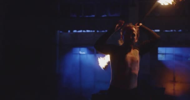 Man Fire Spinner Utföra Fire Show på natten Risk Extrem låg ljus dimma Slow Motion 8k Röd Epic — Stockvideo