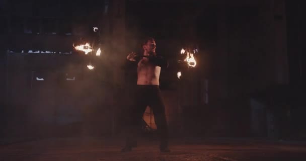 Fire Performer Spinning Fire Poi W opuszczonym budynku Niebezpieczeństwo Ryzyko Nocne życie Niskie światło Mgła Slow Motion 8k Red Epic — Wideo stockowe