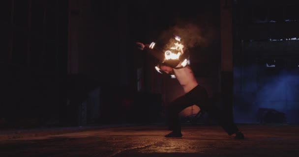 Man uitvoeren van vuurshow in verlaten gebouw gevaarlijke professionele stunt weinig licht mist trage beweging 8k rood epos — Stockvideo