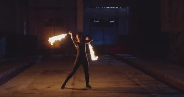 Beau modèle féminin exécutant le spectacle de feu dans les ténèbres Brave femelle professionnelle cascade faible lumière au ralenti 8k Red Epic — Video