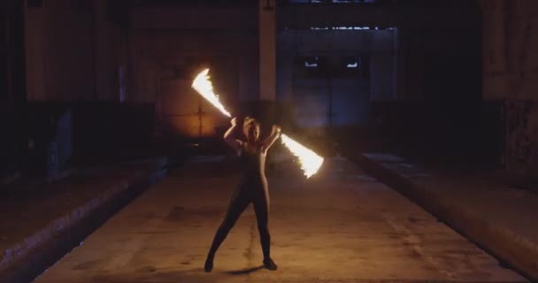 Kvinna Acrobat Dans Med Brand I Mörker Fara Risk Skönhet Låg Ljus Slow Motion 8k Röd Epic — Stockvideo
