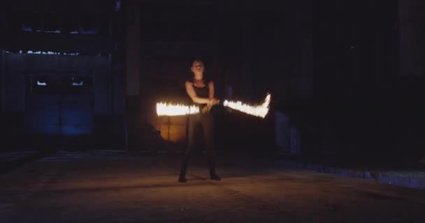 Femme Interprète de feu Exécution spectacle de feu dans les ténèbres Danger Risque habile faible lumière Ralentir le mouvement 8k Red Epic — Video