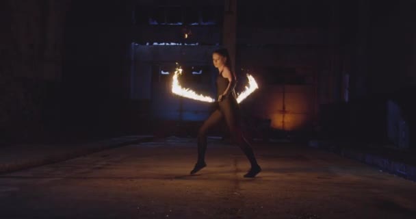 Kvinnlig dansare utför brand show i mörker Fara Risk Extrem låg ljus Slow Motion 8k Röd Epic — Stockvideo