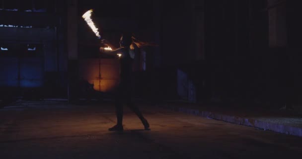 Schöne weibliche Modell Spinning Fire Poi In Verlassenen Gebäude Spiel mit dem Feuer Extreme Zeitlupe 8k Red Epic — Stockvideo