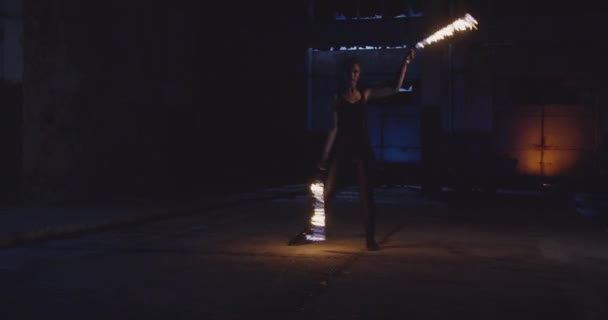 Vacker kvinnlig modell utför Fire Show i mörker Fara Risk Stunt Artist Låg ljus Slow Motion 8k Röd Epic — Stockvideo